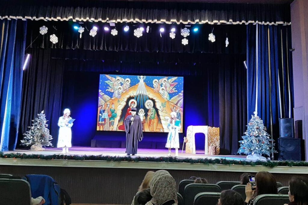 Посещение епархиальной Рождественской елки воспитанниками воскресной школы «Славословие»