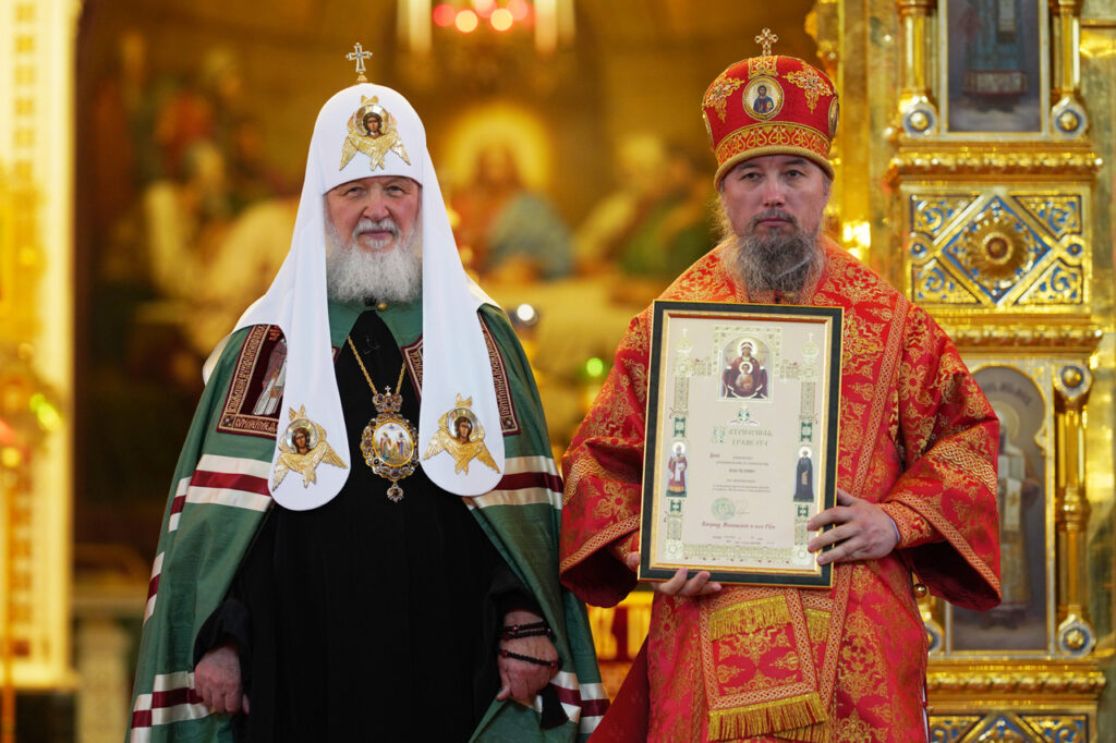 Награждение епископа Василия Патриаршей грамотой