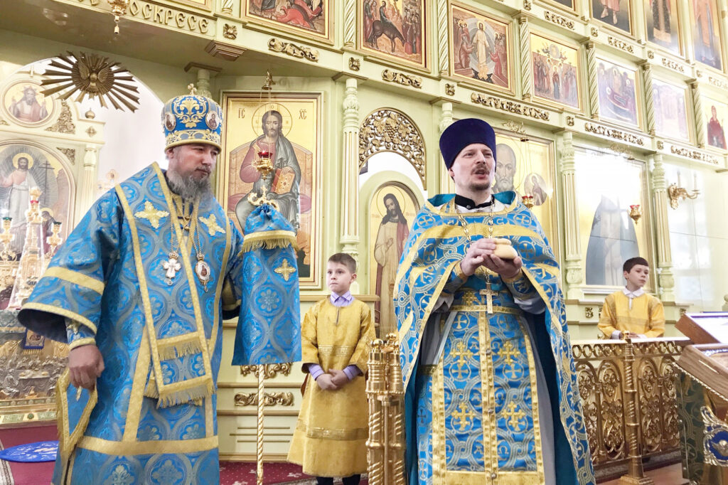 Архиерейское богослужение в праздник Казанской иконы Божией Матери