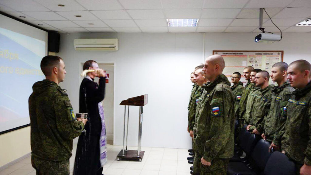 Встреча священника собора с военнослужащими