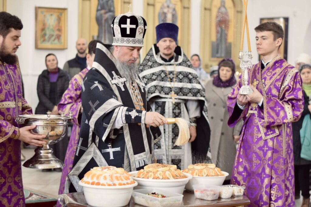 Епископ Василий совершил Преждеосвященную Божественную Литургию